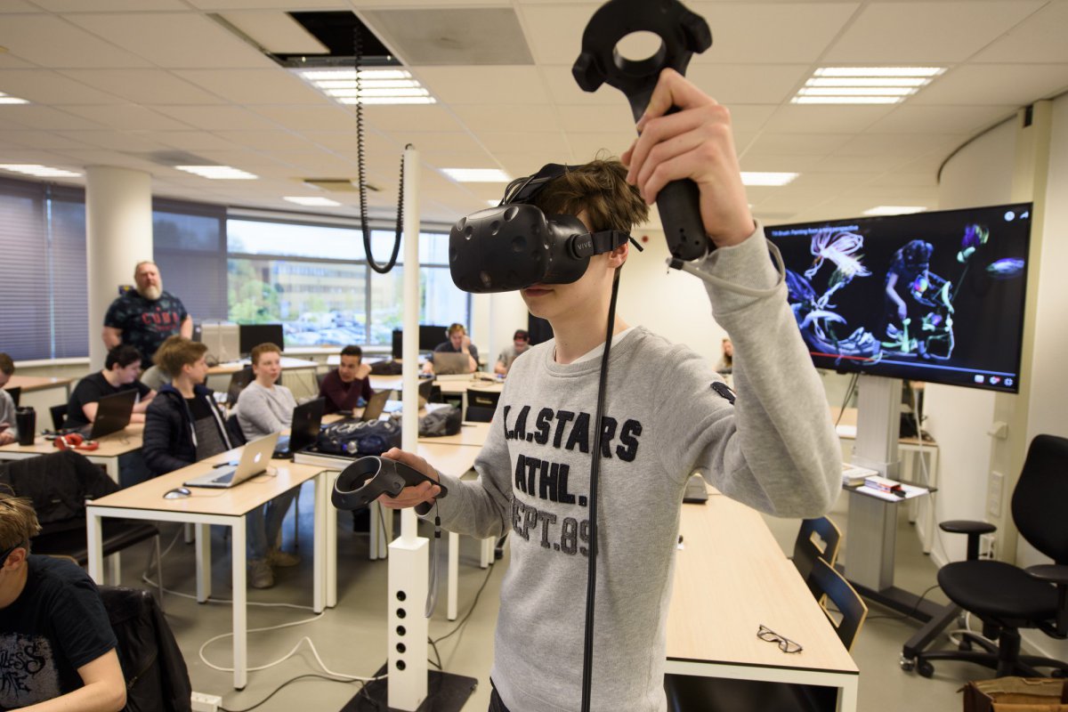 Student werkt met virtual reality bij het Creative College